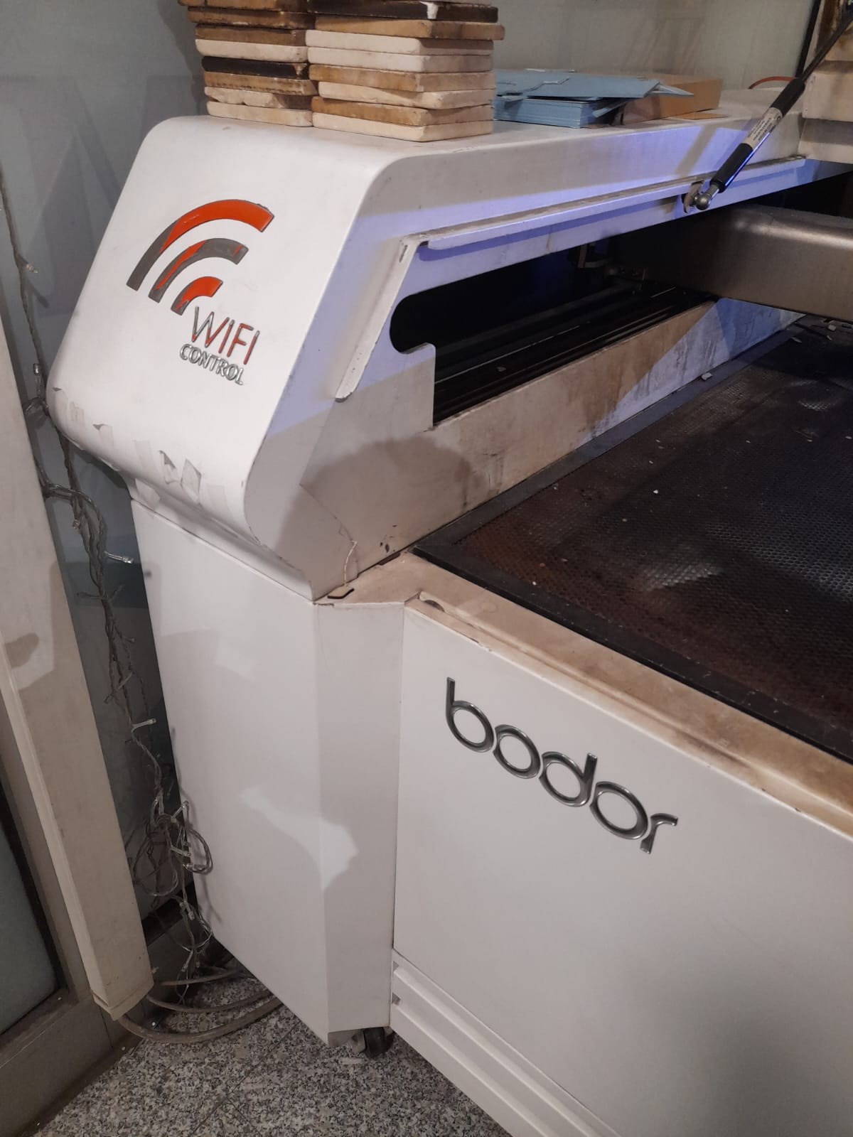 CO₂ laser cutter used for fabric cutting