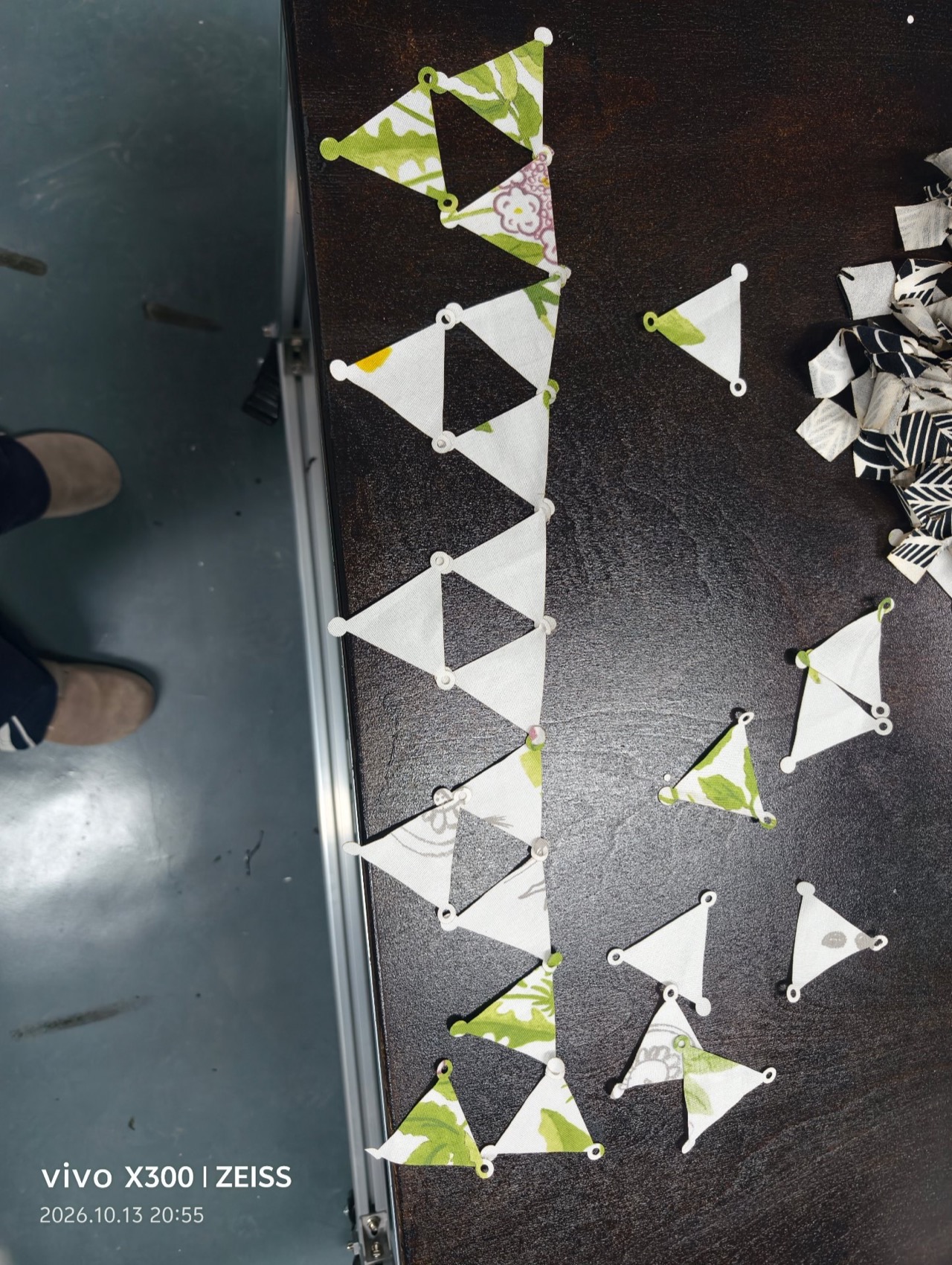 A chain of modules plus loose pieces next to the offcuts