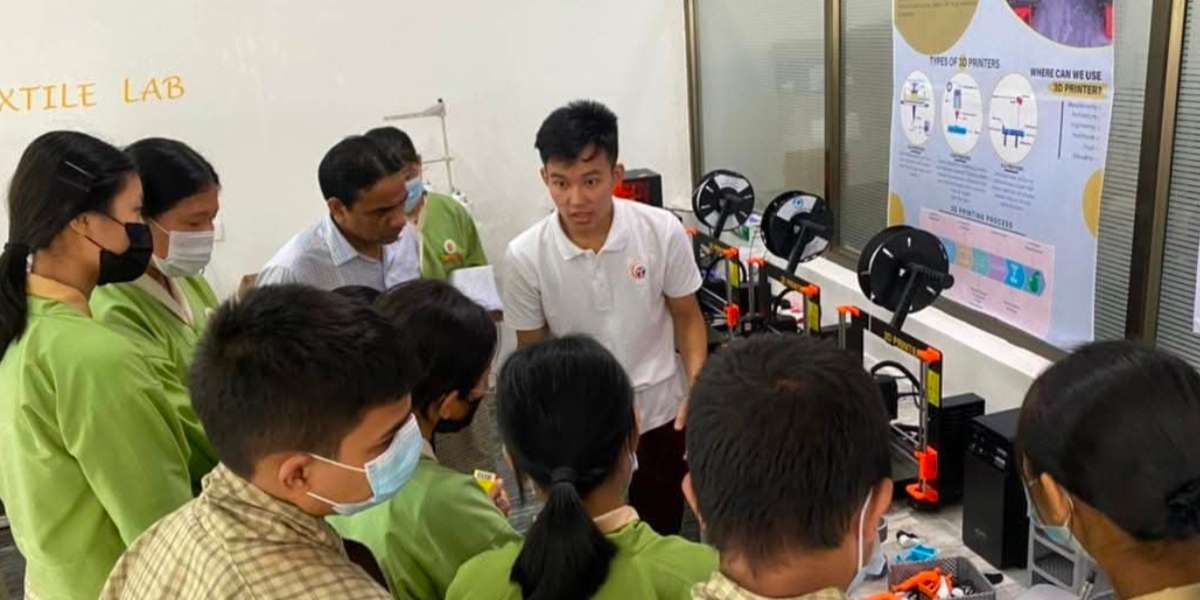 Explaining the 3D printer to students